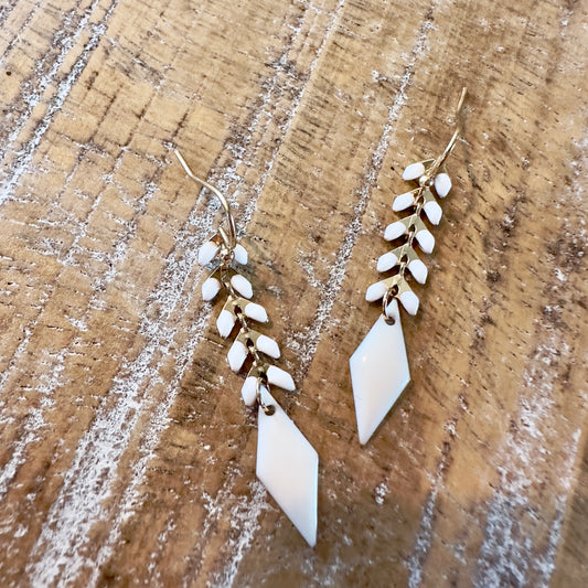 Boucles d’oreilles losanges et feuilles blanches